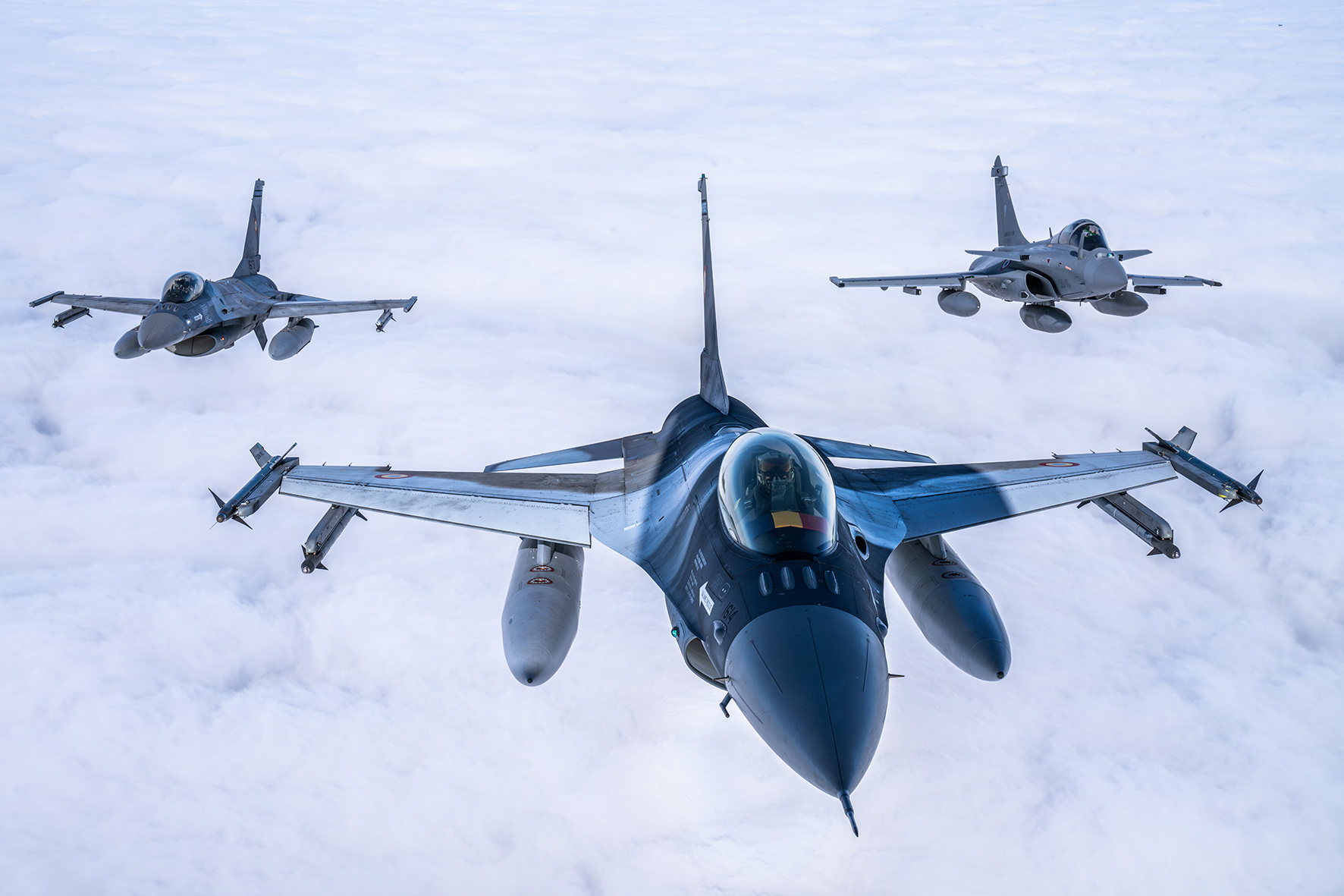 Piloții români de F-16 au interceptat o "aeronavă țintă" într-un exercițiu de poliție aeriană NATO