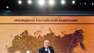 Putn zâmbește cu harta Rusiei în spate