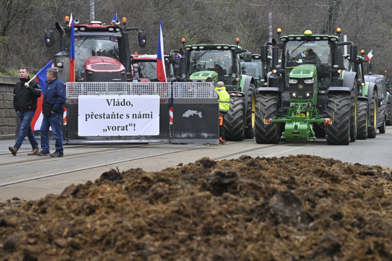 zemědělci, farmáři, protest, traktor, traktory, Úřad vlády ČR, hnůj
