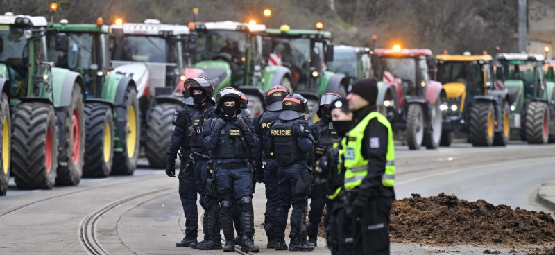 zemědělci, farmáři, protest, traktor, traktory, policie, policisté, hnůj