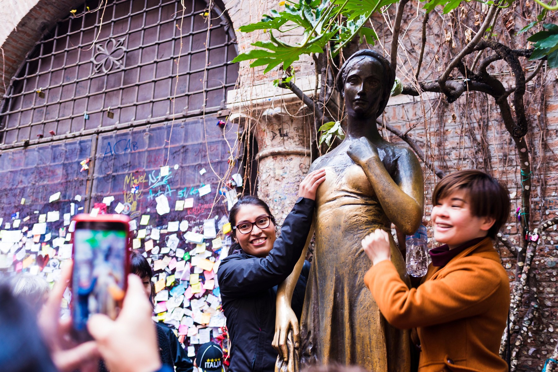 Statuia Julietei din Verona a fost deteriorată de turiștii care speră să aibă noroc în dragoste dacă îi ating bustul