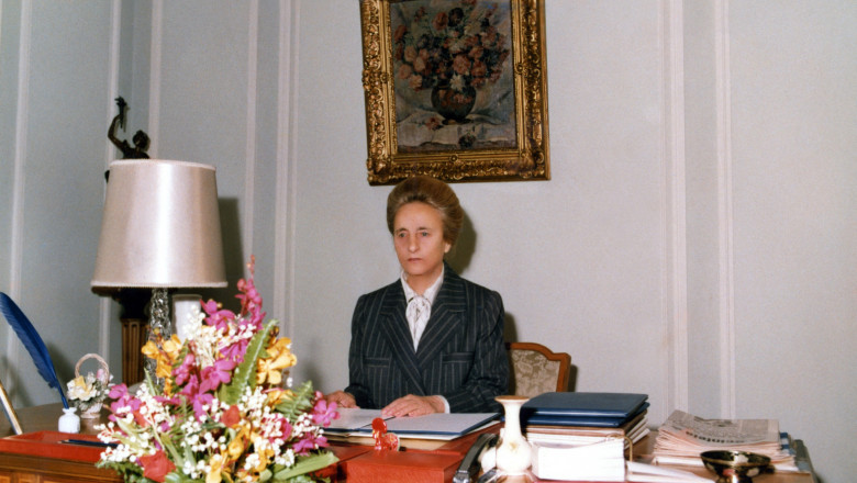 Elena Ceaușescu fotografiată pe 10 martie 1980, la două zile după Ziua Femeii, la biroul său decorat cu flori din cadrul fostului Comitet Central al PCR.