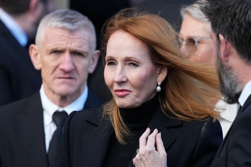 Un nou scandal iscat de declarațiile scriitoarei J.K. Rowling. „A spune că o persoană transsexuală e bărbat e extrem de ofensator”