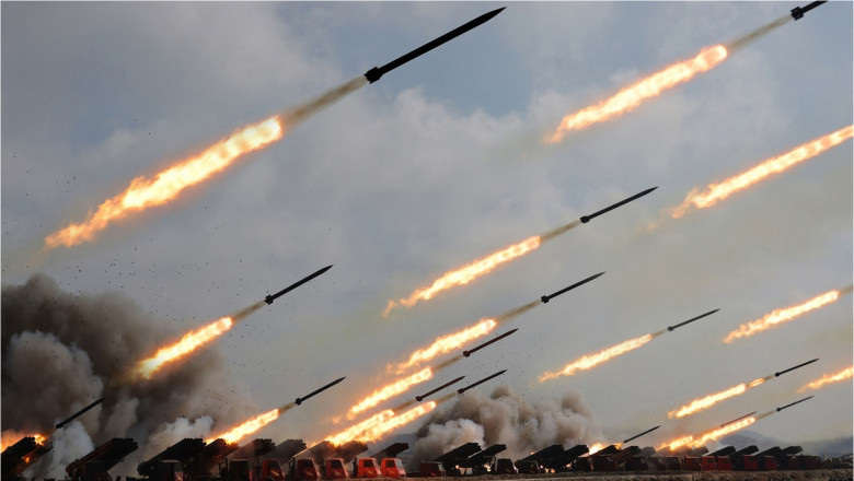 lansatoare de rachete multiple folosite în timpul exercițiilor militare desfășurate de Coreea de Nord la granița cu Coreea de Sud