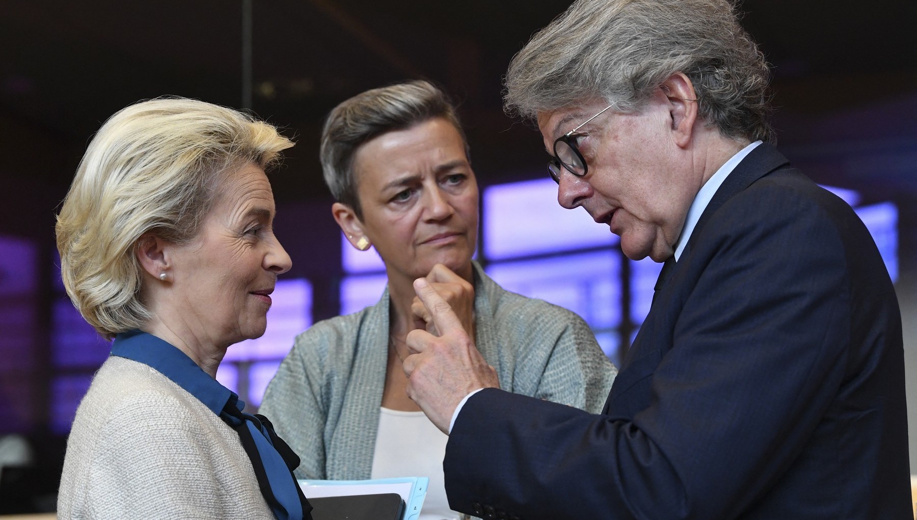 Ursula von der Leyen, contestată de un comisar european. „PPE nu pare să creadă în candidata sa”