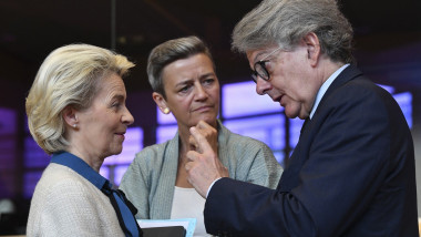 European Commission President Ursula von der Leyen (L), flanked by European Commission vice-president in charge Europe fit for the digital Margrethe Vestager (C), listens to EU commissioner for internal market and consumer protection, industry, research and energy Thierry Breton (R)