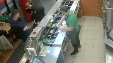 momentul in care un tanar ataca cu toporul angajatul unui restaurant