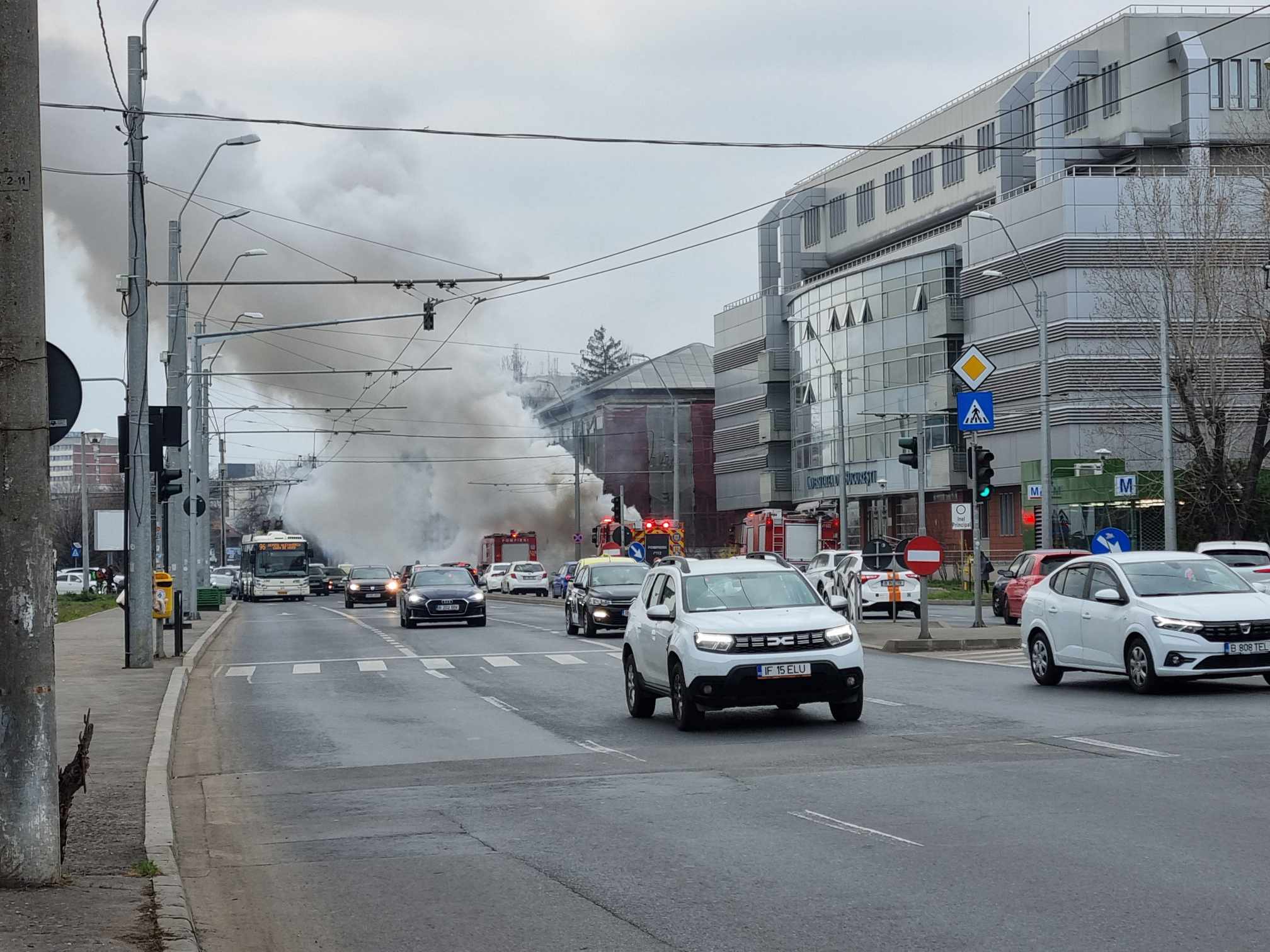 Panică în Capitală, după un incendiu izbucnit la Facultatea de Psihologie. Fumul s-a văzut de la sute de metri distanță