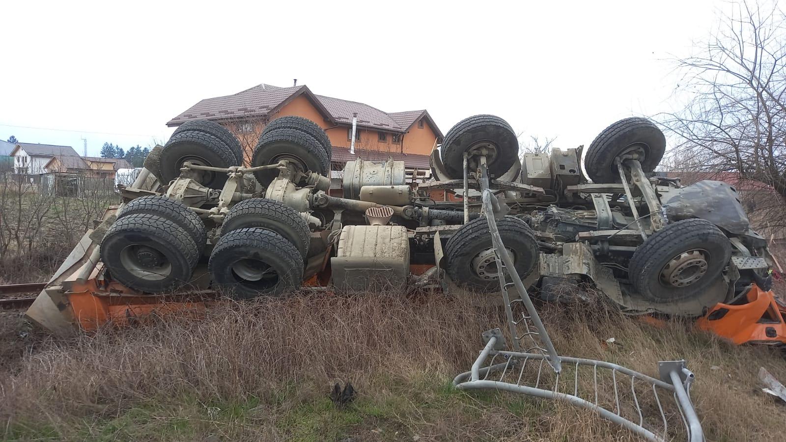Accident cu 3 morți pe DN1, în Avrig. Un camion a trecut peste o mașină, apoi s-a prăbușit de pe un pod