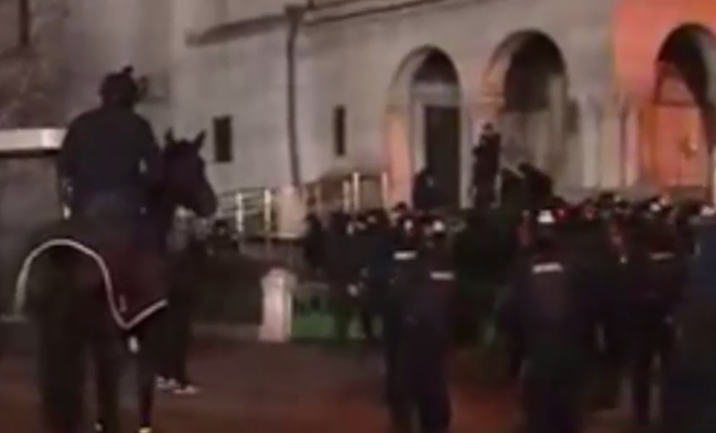 VIDEO, FOTO. Incidente violente înaintea meciului Dinamo - UTA, în apropiere de stadion şi în arenă. Suporterii au pătruns și pe teren