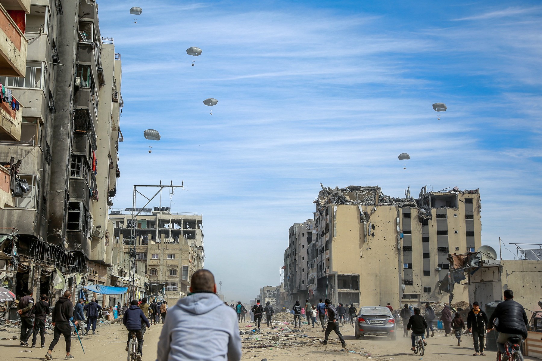 Cel puțin 5 oameni au murit în Gaza, după ce pachetele cu ajutoare aruncate din avioane au căzut peste ei