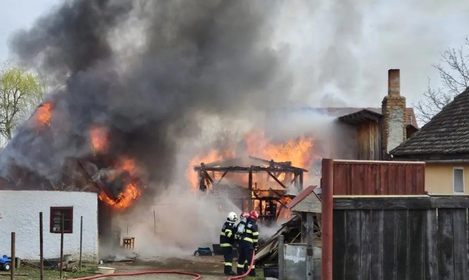 Incendiu puternic în Covasna, provocat de copii care s-au jucat cu focul. Un băiețel de 3 ani a fost rănit, doi cai au murit