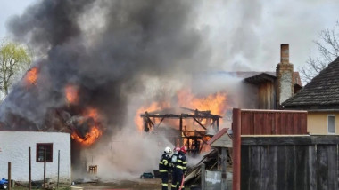 Incendiu puternic în Covasna, provocat de copii care s-au jucat cu focul