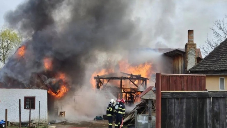 Incendiu puternic în Covasna, provocat de copii care s-au jucat cu focul