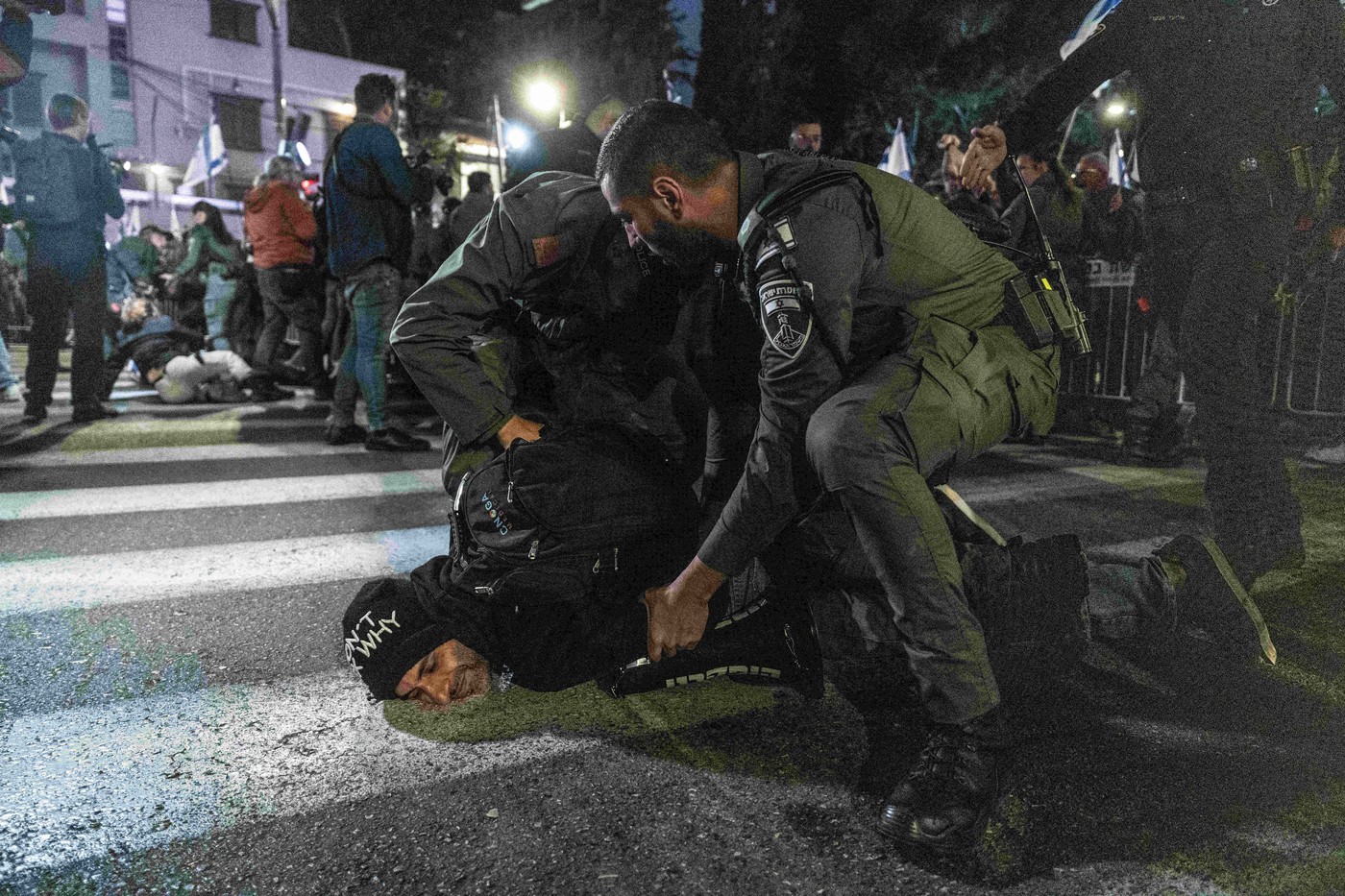„Alegeri! Acum!”. Mii de israelieni au ieșit în stradă la Tel Aviv și cer demisia lui Netanyahu. Protestele, marcate de violențe