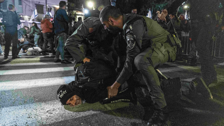 protestatar pus la pământ de polițiști la Tel Aviv