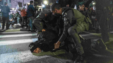 protestatar pus la pământ de polițiști la Tel Aviv
