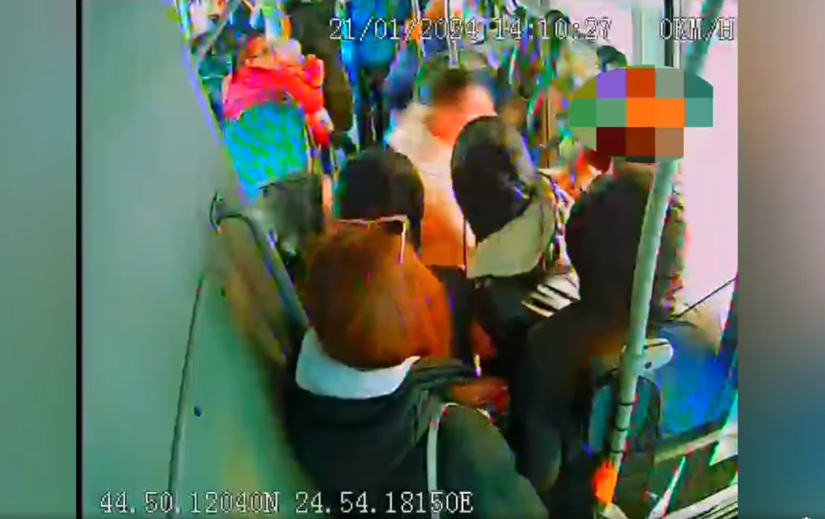 Tânărul care a agresat sexual o fată și a aruncat-o din autobuz într-o stație s-a predat și a fost reținut