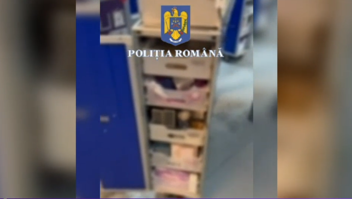 Doi bărbați care transportau produse vândute în timpul zborurilor au furat de 250.000 de euro din cărucioarele avioanelor