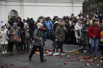 Susținătorii lui Navalnîi calcă peste o baricadă metalică pusă la Pământ