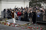 Susținătorii lui Navalnîi calcă peste o baricadă metalică pusă la Pământ