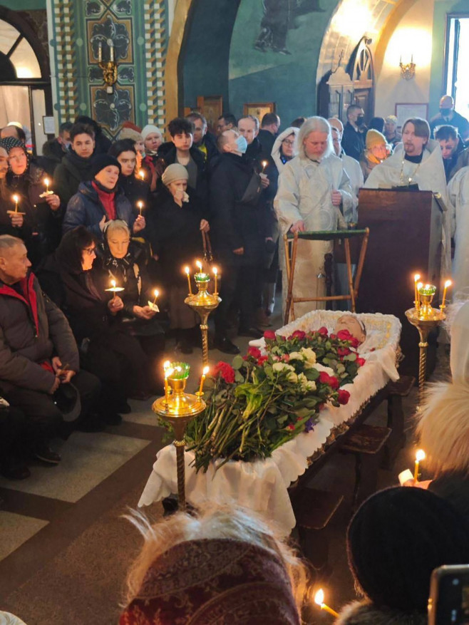 Navalnîi în sicriu cu capacul deschis la slujba din biserica