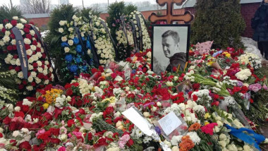 Rușii depun flori la mormântul lui Aleksei Navalnii.