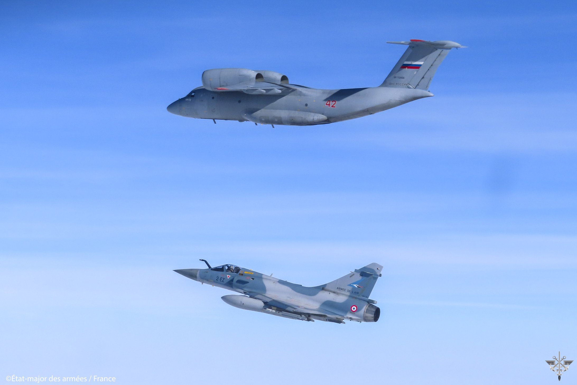 Momentul în care avioane franceze Mirage interceptează aeronave de luptă ale Rusiei deasupra Mării Baltice. Imagini publicate de NATO