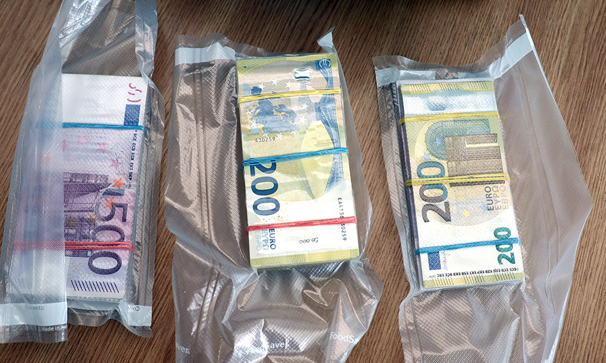 Un român care venea din Spania a rămas fără 200.000 de euro după ce a ajuns pe Aeroportul Otopeni