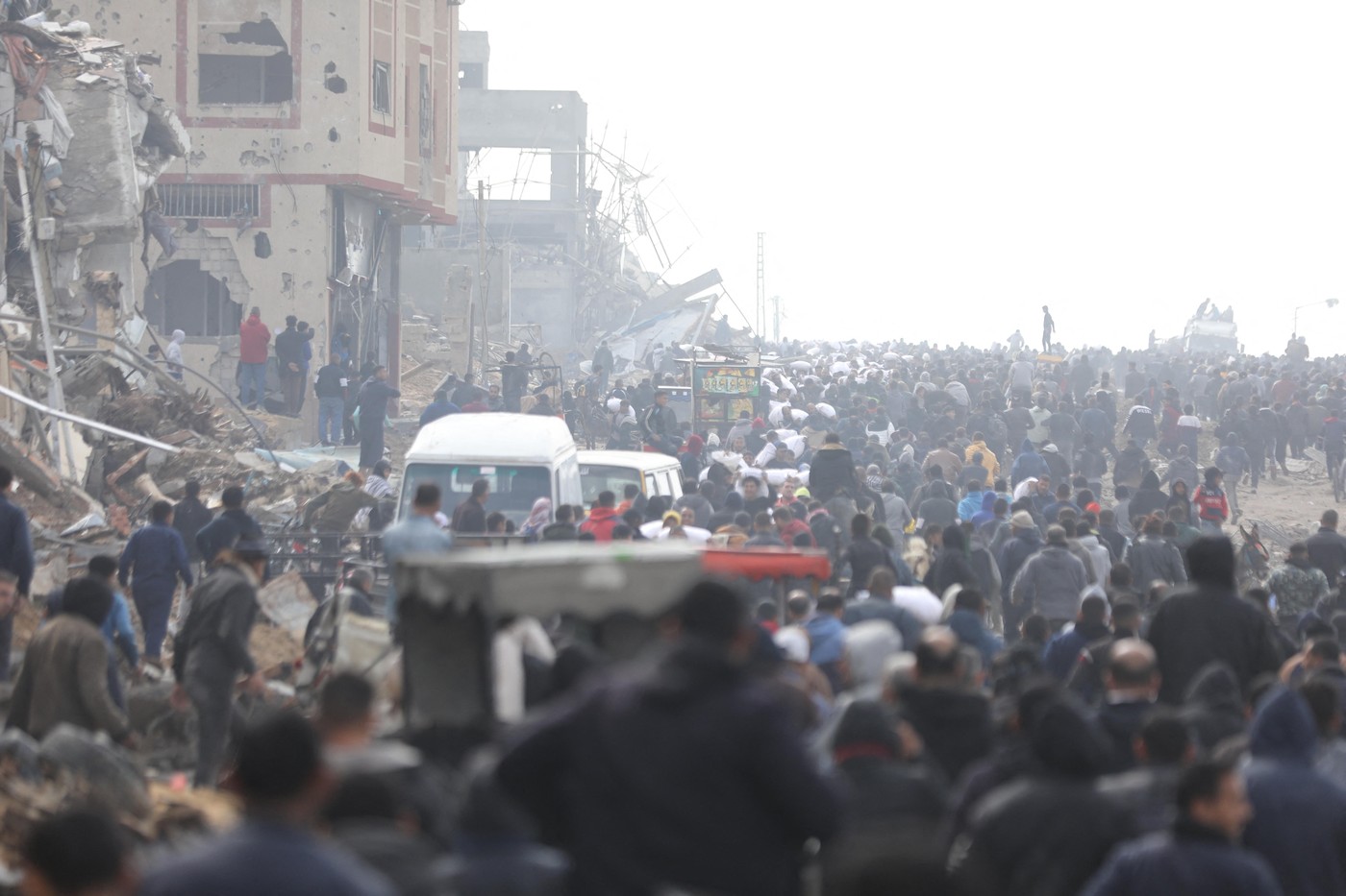 Imaginile disperării în Gaza. Haos la sosirea unui camion cu făină, sute de oameni s-au călcat în picioare ca să prindă un sac