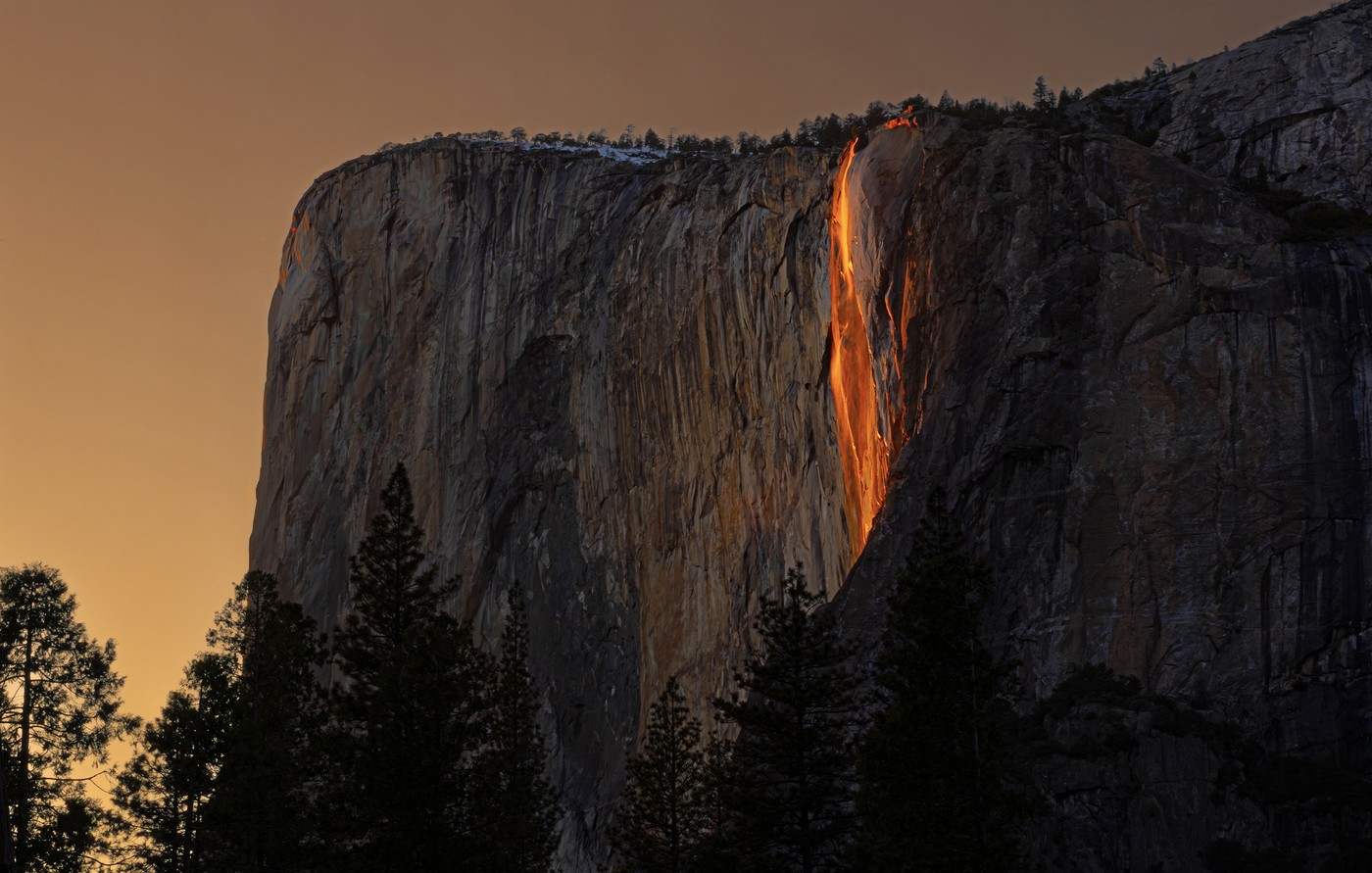 Cascadă sau lavă? O iluzie optică atrage zilnic mii de vizitatori în aceste zile în Parcul Național Yosemite