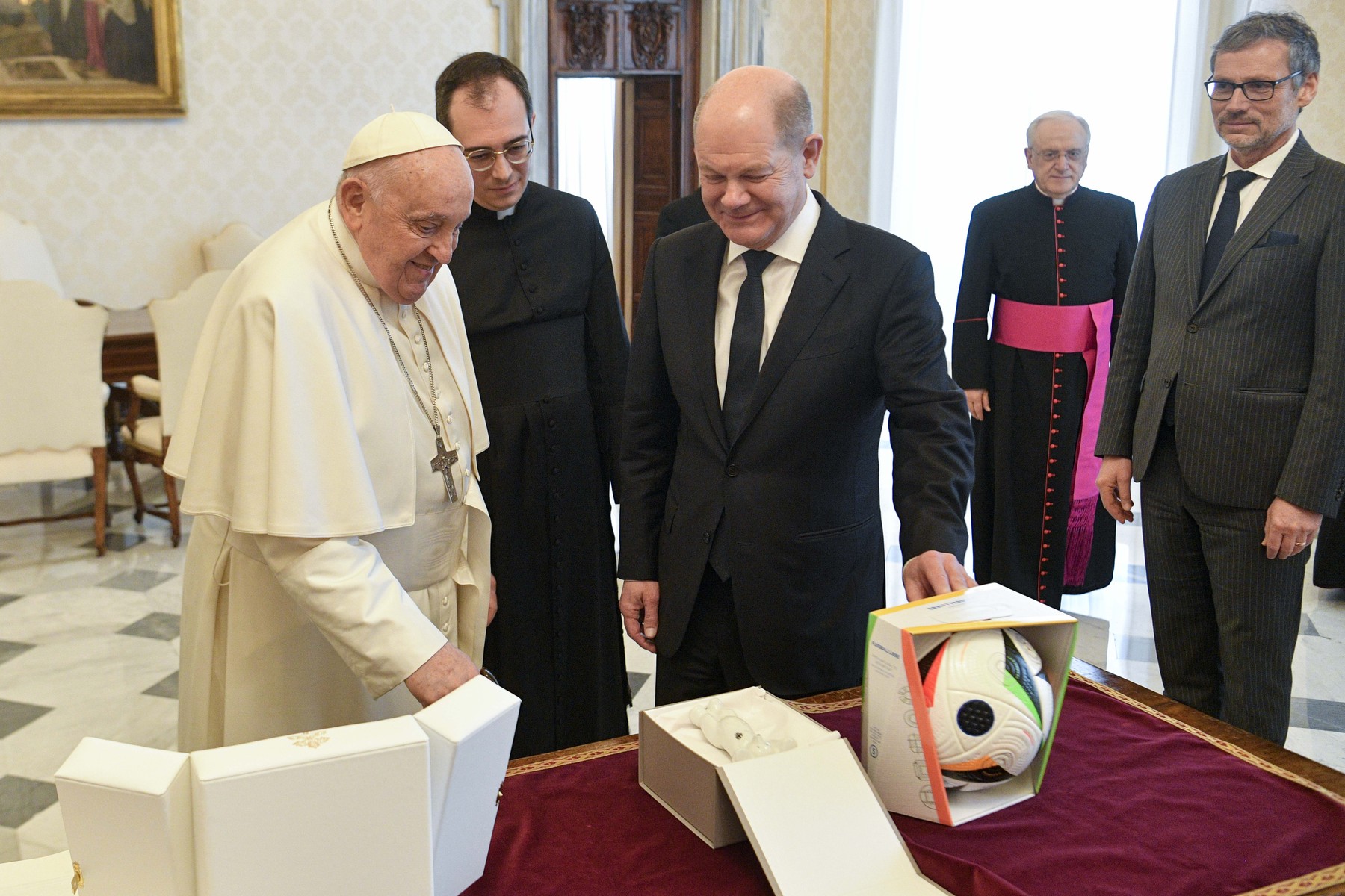 Olaf Scholz i-a făcut cadou Papei Francisc balonul oficial al EURO 2024