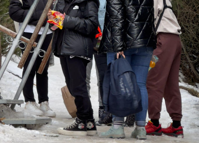 Un profesor a dus 20 de copii în teniși și hanorac pe Vârful Toaca, la 5 grade și zăpadă