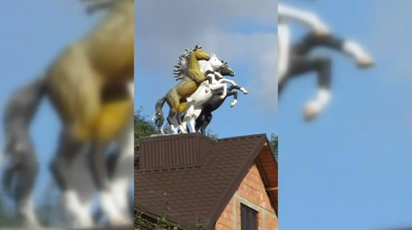 VIDEO. Imagini virale cu statuile a 3 cai în mărime naturală pe acoperișul unei case. Localitatea în care poate fi admirată construcția