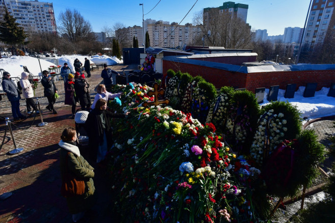 Ruși la mormântul lui Navalnîi (2)
