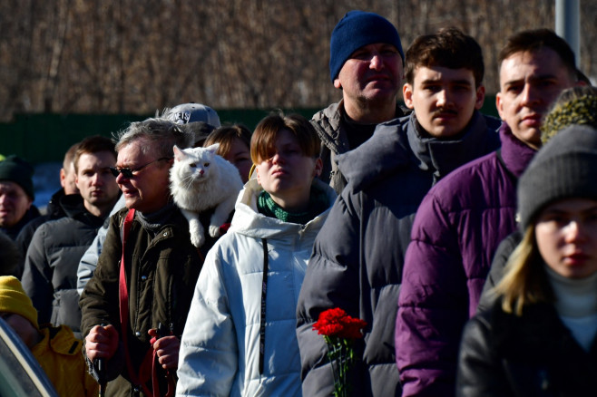 Ruși la mormântul lui Navalnîi (6)