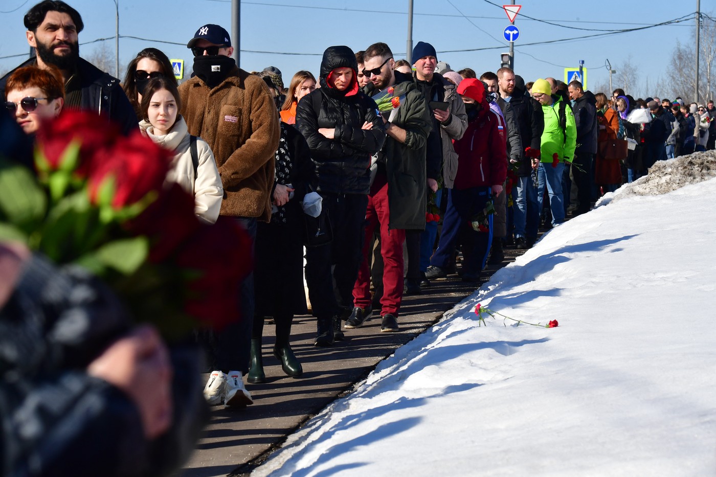 Cimitirul în care e îngropat Navalnîi, închis de poliție. Sute de ruși au stat la coadă să pună flori la mormânt. „Lăsați-ne să intrăm”