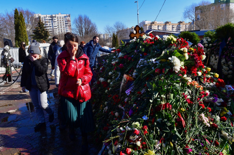 Ruși la mormântul lui Navalnîi (4)