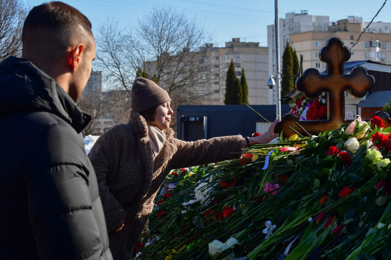 Ruși la mormântul lui Navalnîi (10)