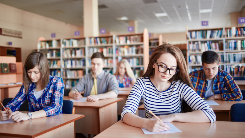 Simulare Bacalaureat 2024. Elevii claselor a XII-a susțin astăzi proba la Limba și Literatura Română