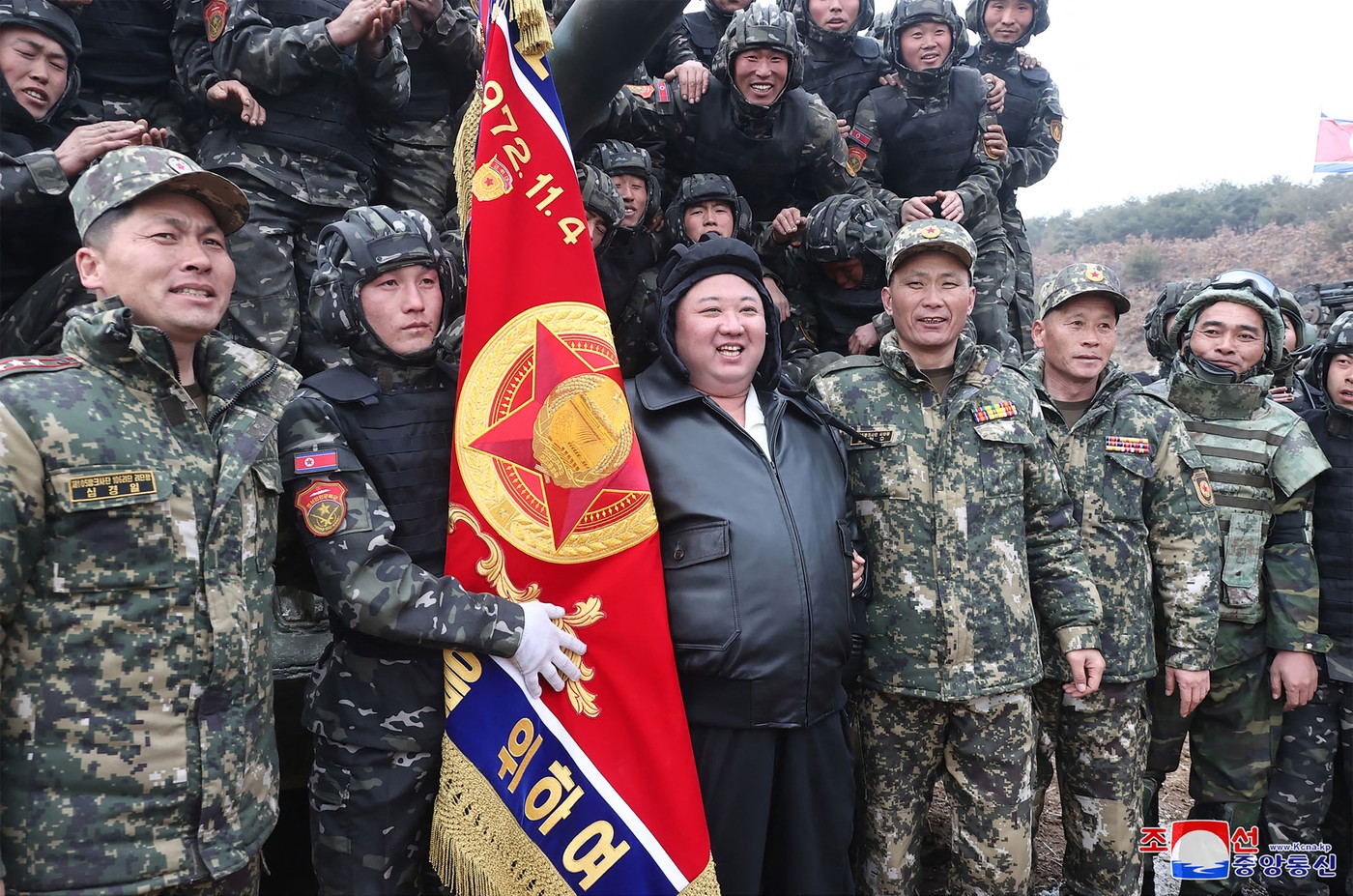 În geacă de piele, Kim Jong Un s-a urcat pe un tanc de luptă și a făcut o demonstrație în fața soldaților lui
