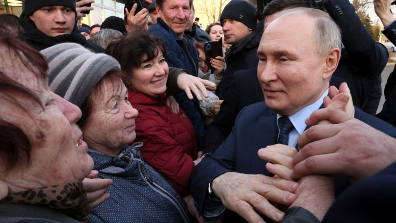 Vladimir Putin înconjurat de bătrâne