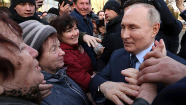 Vladimir Putin înconjurat de bătrâne