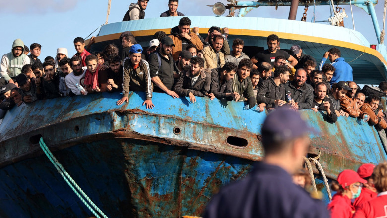 migranți pe vas în creta