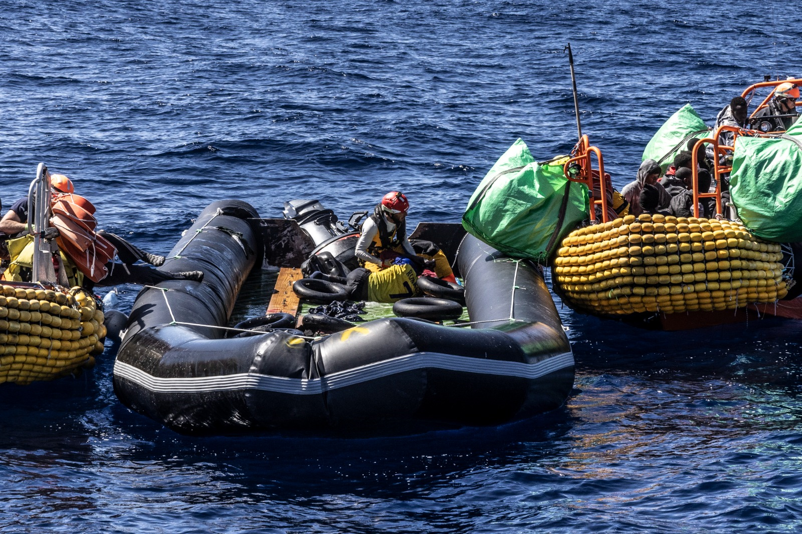 Tragedie în Mediterana. 60 de migranți au murit de foame și de sete după ce barca lor a rămas fără motor și a plutit în derivă