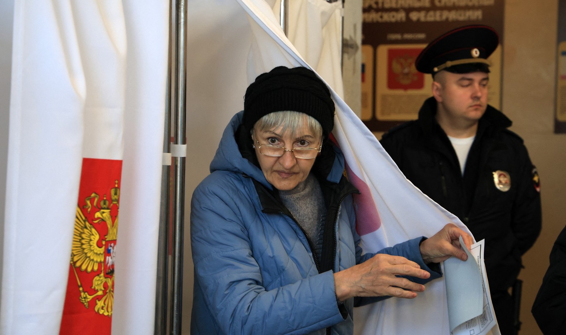 Cum sunt ademeniți rușii la urne, ca să-l valideze pe Putin: de la chifle și pungi cu zahăr, până la tombole cu mașini și apartamente