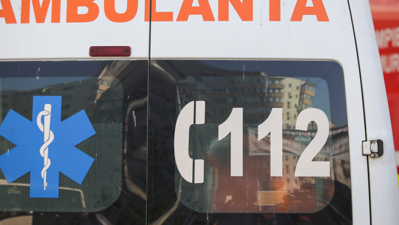 Accident grav între un microbuz şcolar şi o mașină. Doi elevi au fost răniţi şi transportaţi la spital