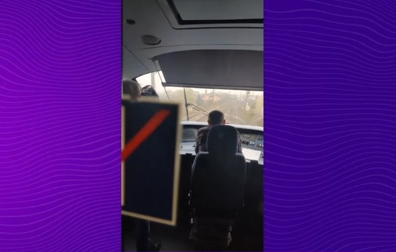 Trenul spre aeroportul Otopeni a rămas blocat în câmp o oră și jumătate. Imagini exclusive de la fața locului