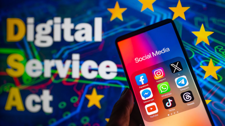 ilustrație cu un telefon, aplicații pentru rețele sociale și Actul legislativ UE privind serviciile digitale