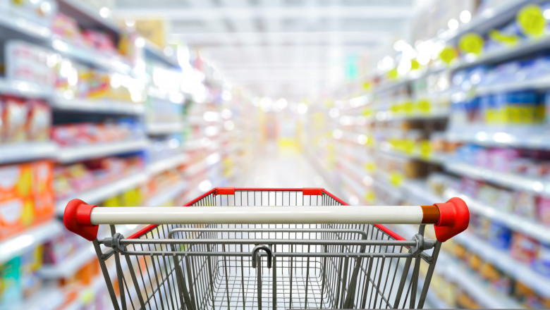 Magazinele, obligate să ieftinească alimentele înainte de data expirării. Legea privind diminuarea risipei alimentare, promulgată